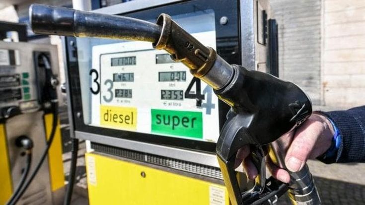 La benzina nel 2023 non è mai costata così poco. Ecco perché non è una buona notizia