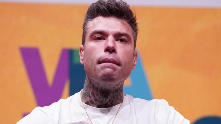 Fedez denunciato da 4 fan: “Ci ha presi a botte con i bodyguard perché chiedevamo un selfie”