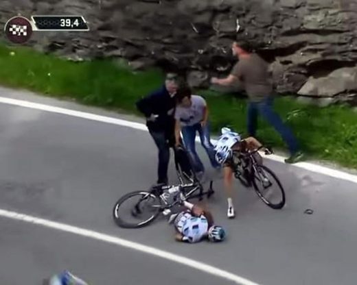 Giro d'Italia, caduta in discesa: che paura per Pozzovivo