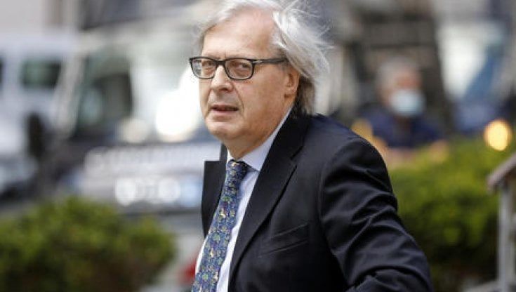 La difesa shock di Sgarbi dopo la multa alla sua auto blu in Svizzera: si paragona a Marco Biagi, chiama in causa la mafia e tira in ballo Salvini