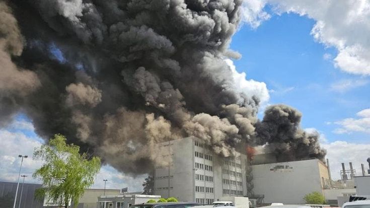 Incendio nella fabbrica di armi a Berlino, per l’intelligence l’ipotesi di un sabotaggio: “C’è la Russia dietro”