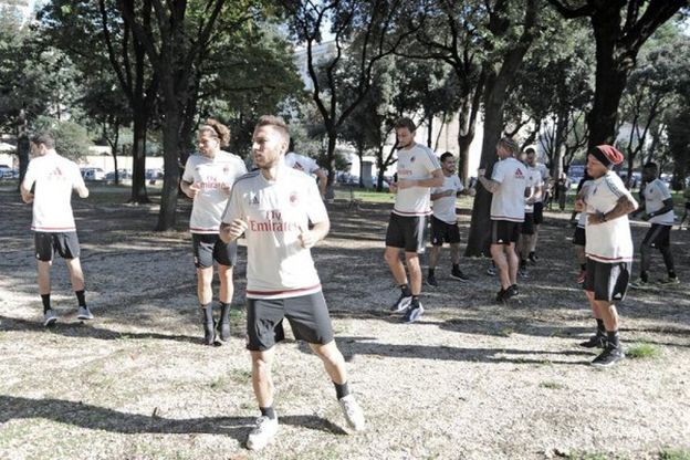 Lazio-Milan, rossoneri a Villa Borghese: è l'ora dello stretching 