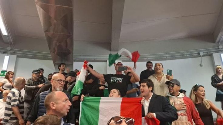 Blitz degli influencer sovranisti al Municipio V: strappata la bandiera palestinese, donne insultate