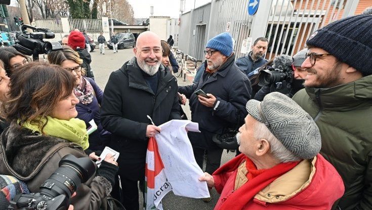 Bonaccini ai cancelli di Mirafiori: "Tornare a fianco dei lavoratori è il nostro dovere"