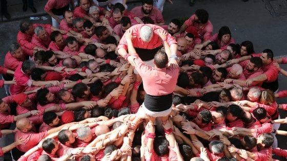 Incidente durante la sagra del "Mandorlo in fiore", cade bambino dalla torre umana
