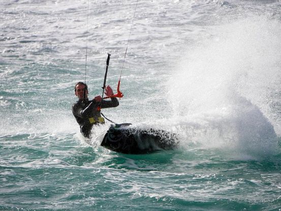 Ischia, onde fino a quattro metri: che spettacolo con i kitesurfer