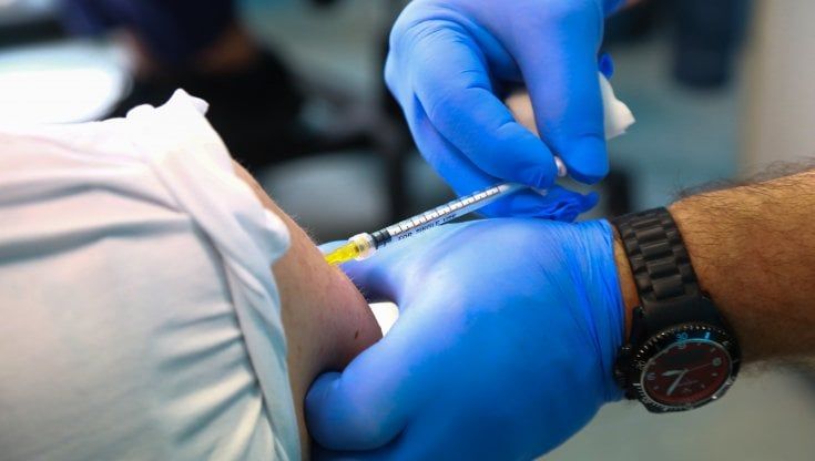 Vaccini, somministrate oltre 500mila dosi giornaliere. Figliuolo: "Coinvolgere di più medici e farmacisti"