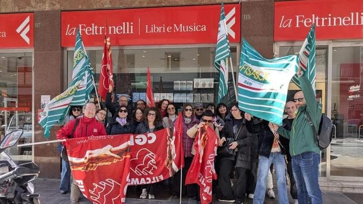 Feltrinelli, anche a Bari sciopero e sit-in dei lavoratori: “Buoni pasto inadeguati e zero premi”