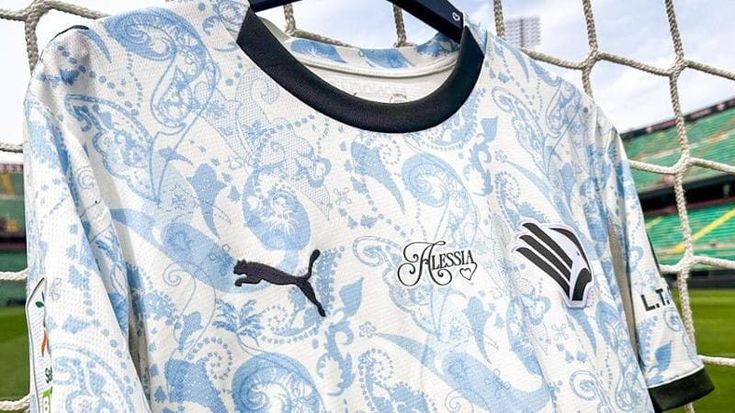 Nel ricordo di Alessia, il Palermo a Catanzaro con il suo nome sulle maglie. Poi casacche all’asta