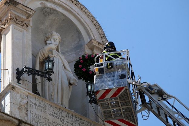 I senzacasa protestano alla messa del Festino di Santa Rosalia