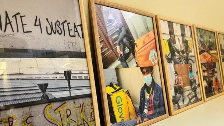 Volti esausti, corpi in movimento e attese: a Bari una mostra fotografica racconta i rider