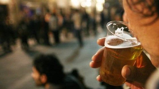 Movida al centro storico, minorenni sorpresi a bere superalcolici a Napoli
