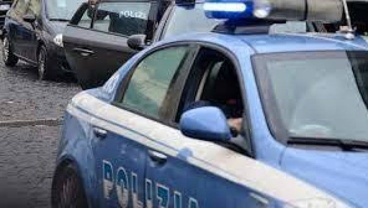 Napoli, si urtano per strada: sedicenne ferito a coltellate