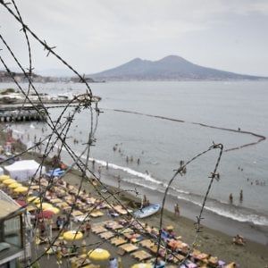 L'estate d'oro dei lidi da Posillipo a Bagnoli. Un tuffo costa dai 30 ai 70 euro