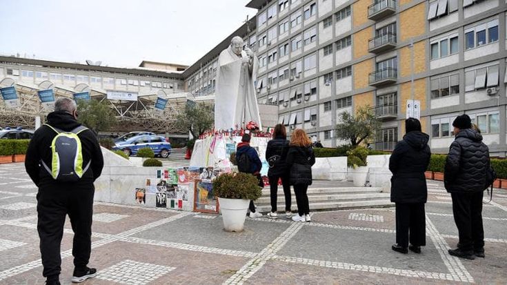 La salute del Papa. “Tempi ancora lunghi, il vero passo avanti quando non sarà ventilato di notte”