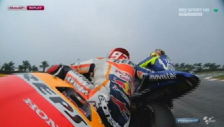 MotoGp Malesia, Rossi-Marquez: duello col giallo, la fotosequenza