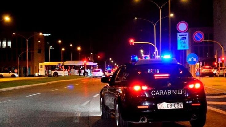 Chiama la mamma dopo che gli ritirano la patente: arriva in taxi ma l’autista è ubriaco pure lui
