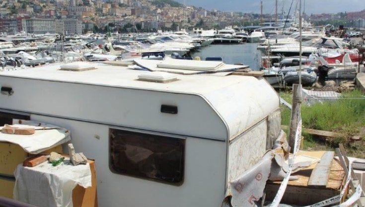 Spiaggia di Mergellina, discarica davanti al mare: "Uno scempio"