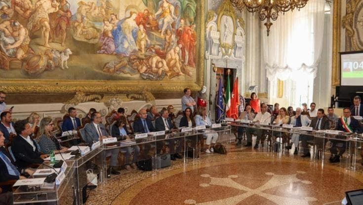 Capogruppo FdI in Comune: “Che Guevara “guerrafondaio e stupratore”. Polemica a Pisa