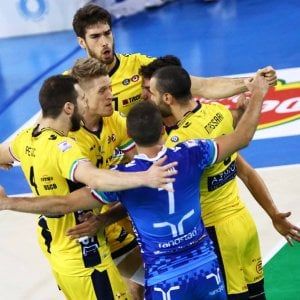 Volley, Superlega: la Lube vince solo al tie break, Modena sola al comando