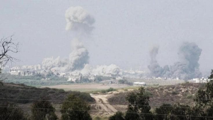 Israele, imponenti nuvole di fumo si alzano a nord di Gaza dopo il bombardamento