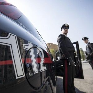 Brindisi, la fidanzata lo picchia e lui va in auto a denunciarla ma è ubriaco: ritirata la patente