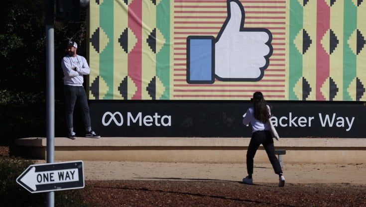 Facebook soffre l’assalto di TikTok e scommette tutto sul metaverso