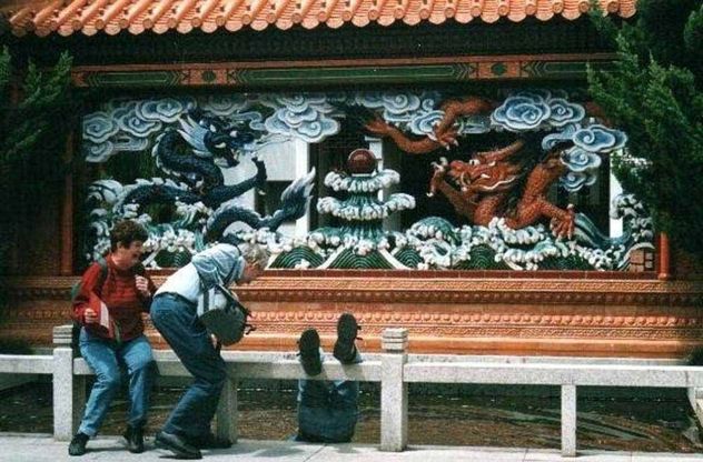 Quello scatto &egrave; imbarazzante: la foto ricordo &egrave; inguardabile