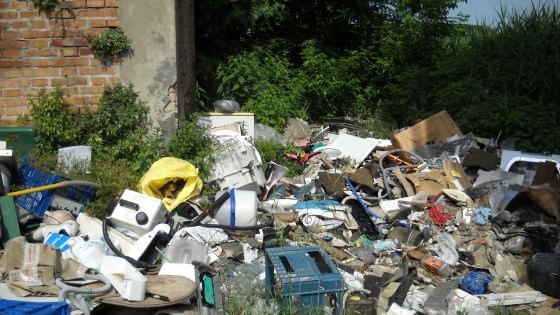 Via Colorno, blitz dei vigili in un casolare