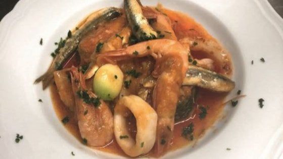Seppie, calamari, pesci fritti: il brodetto anti-spreco in versione triestina