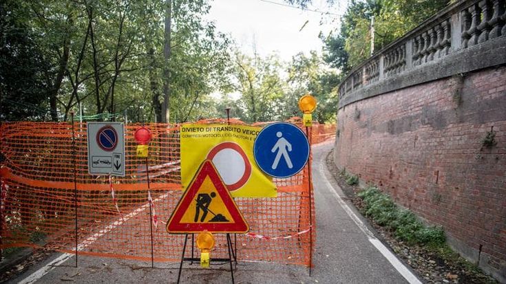 La collina ancora devastata dalle frane sette mesi dopo l’alluvione. L’ira dei residenti: “Il Comune ci dice di intervenire”