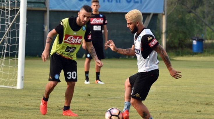 Nuovo look per Insigne: capelli biondo platino per l'attaccante del Napoli
