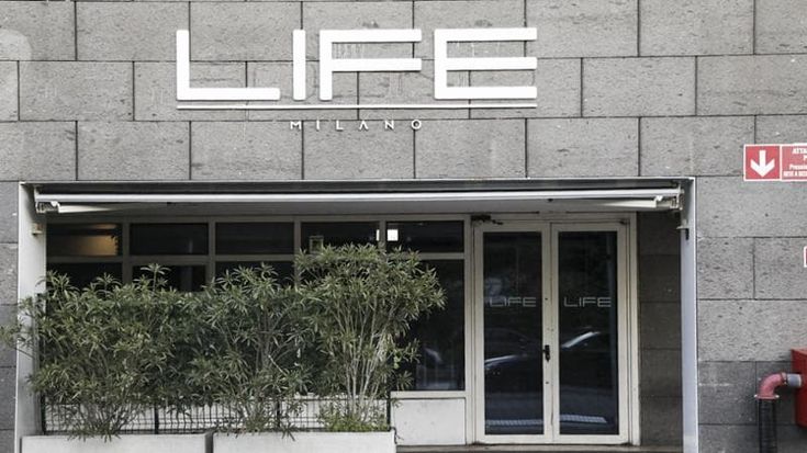 Aggrediscono tre coetanei fuori da un locale per derubarli: arrestati cinque ragazzi, c’è un minore