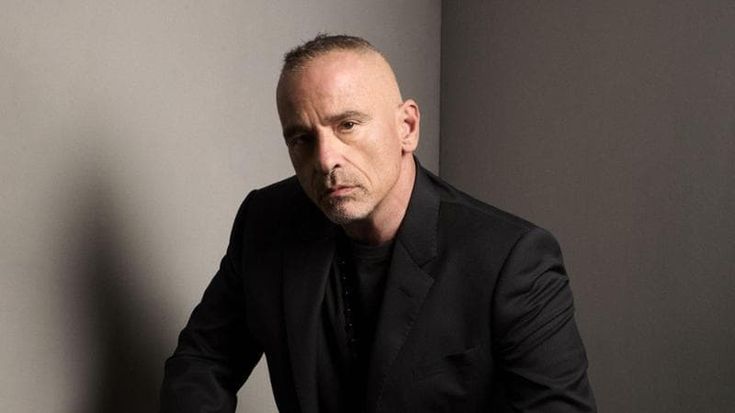 Vicino fa causa a Eros Ramazzotti: “Mi ha sfondato il soffitto”. Il manager: “Versione fuorviante”