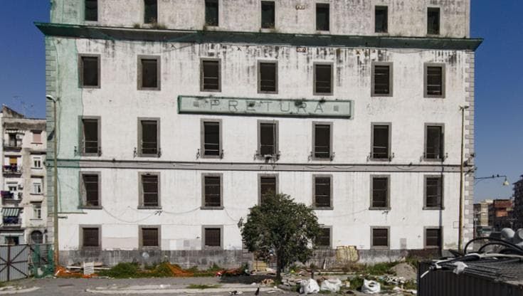 Il palazzo dell'ex pretura di Porta Capuana consegnato alla GdF. Manfredi: “Cambierà il quartiere”