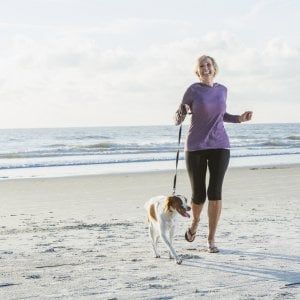 Il segreto per rimanere attivi? Portare a spasso il cane. E funziona anche da anziani