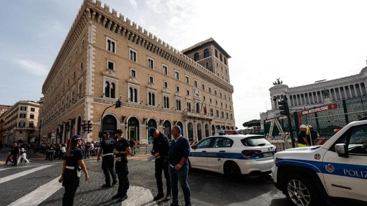 Incubo traffico Piazza Venezia, Campidoglio aumenta lo smart working. I presidi: “Ritardi tollerati agli studenti del Centro”