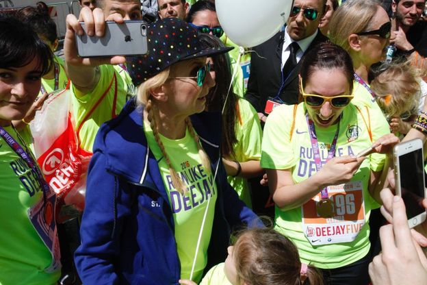 La Pina regina dei selfie