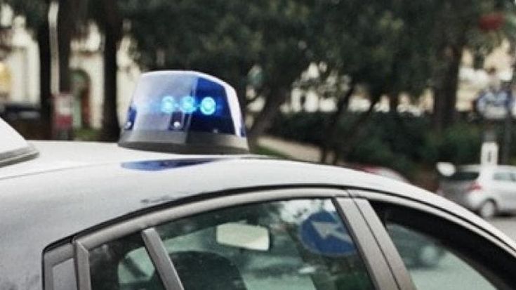 Lampeggiante blu sull’auto per consegnare le pizze in orario: denunciato fattorino