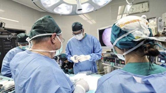 Tre trapianti di rene con quattro interventi in 16 ore: la maratona in sala operatoria al Policlinico di Milano