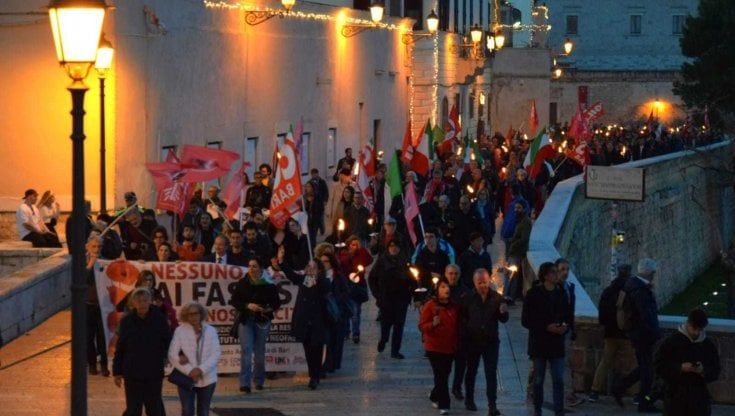 Bari, in mille alla fiaccolata antifascista: "Argine a una politica oscurantista che prova a schiacciare i diritti"