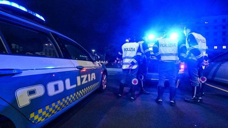 Gli amici lo abbandonano nella piazzola, morto investito mentre cammina sulla A21