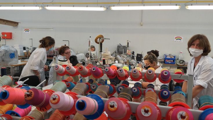 L'estate in fabbrica per salvare il posto di lavoro, in Veneto gli operai di scarpe di lusso rinunciano alle vacanze
