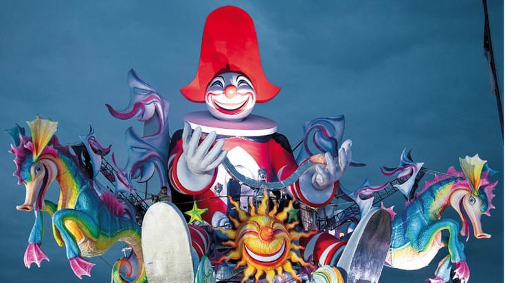 A Viareggio iniziano i giorni del Carnevale tra sfilate, maschere e mostre