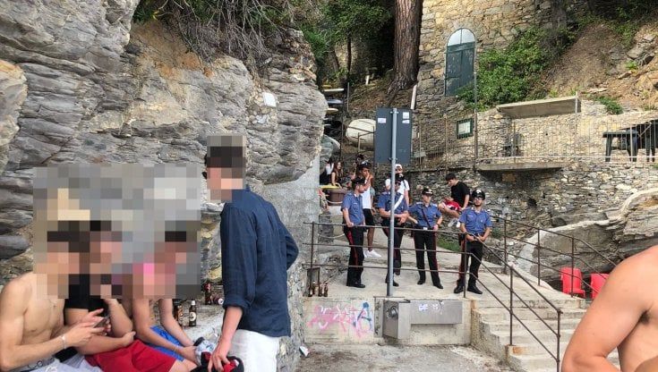 Pieve Ligure, rave sugli scogli e blitz dei carabinieri. La sindaca. "Feste pericolose per gli stessi ragazzi"