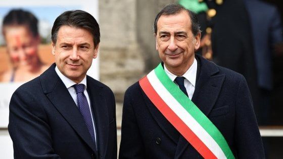Prima visita ufficiale di Conte a Milano, vertice con Sala: "Olimpiadi benvenute, ma dal governo niente fondi"
