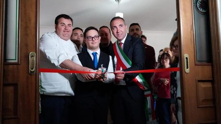 Lo chef stellato Gennaro Esposito nel bene confiscato ai clan: “La cucina è luogo di inclusione sociale”