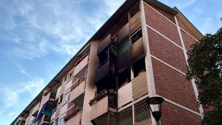 Milano, donna di 73 anni muore in casa tra le fiamme: l’incendio causato dalla sigaretta