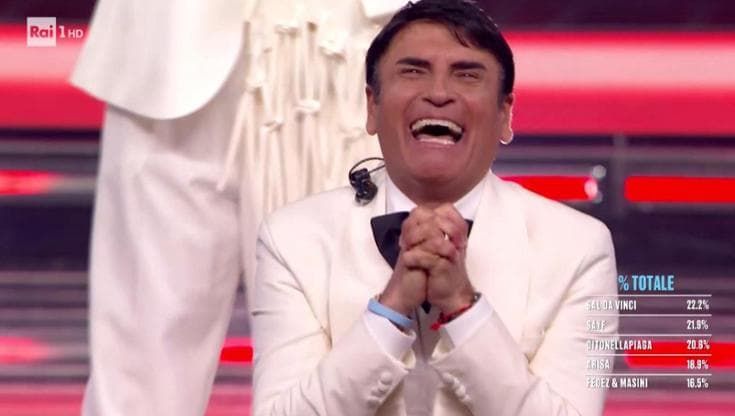 Sanremo, trionfa Sal da Vinci: le lacrime in ginocchio sul palco