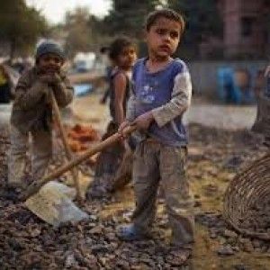 India, bambini che rischiano i morsi dei serpenti estraendo il minerale per rossetti, smalti e dentifrici